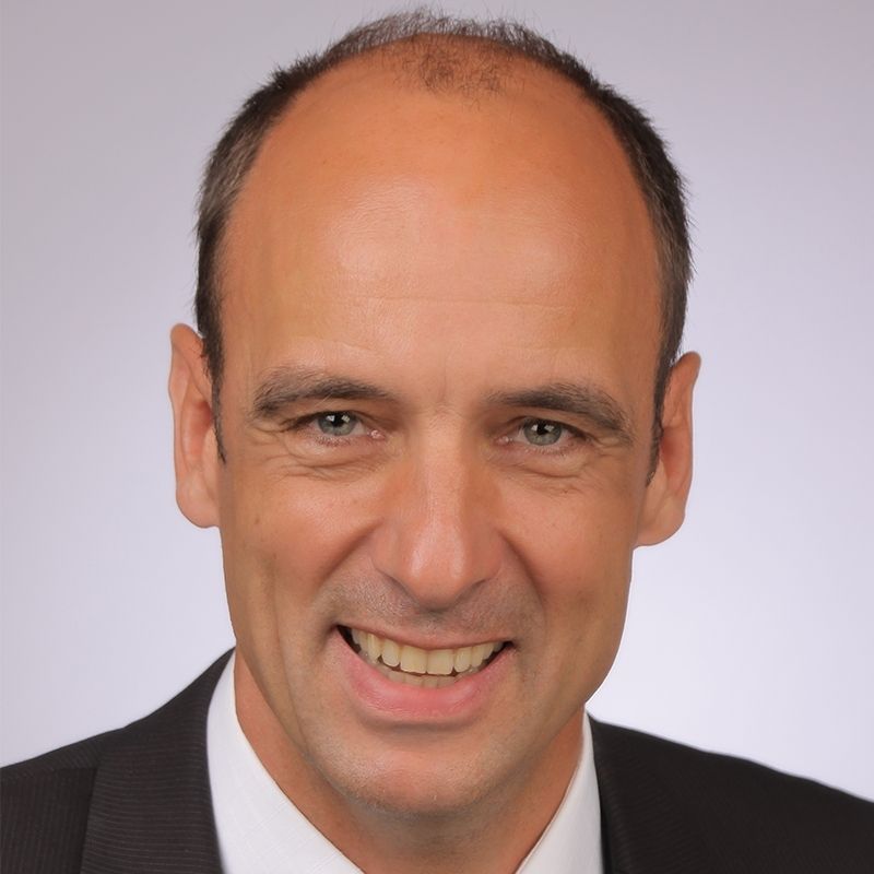 Dr. Falk Bernau